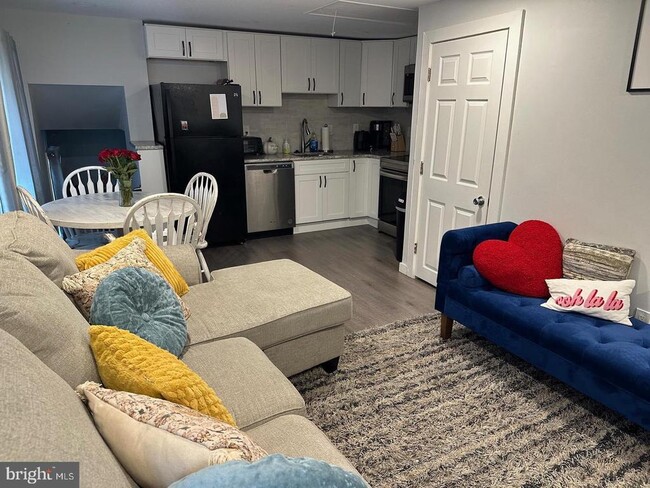 Building Photo - 1054 Avenue B