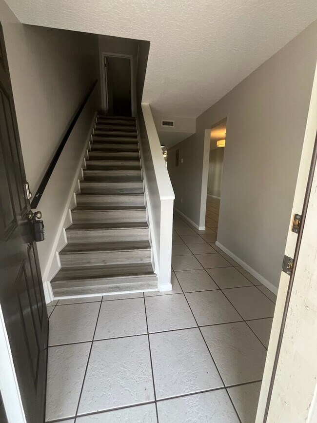 Building Photo - Spacious 2brm 1.5ba townhome Condo in The Villas off Conway Rd.