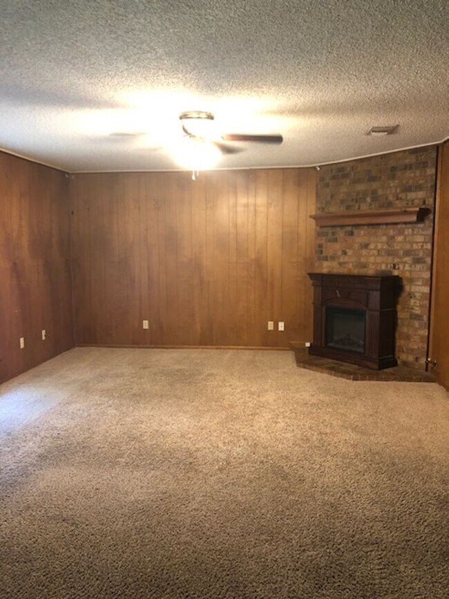 Building Photo - 1208 Alpine Dr