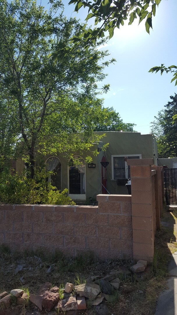 Building Photo - UNM - NOB HILL 2 Bedroom HOUSE 1  Bath PARKING