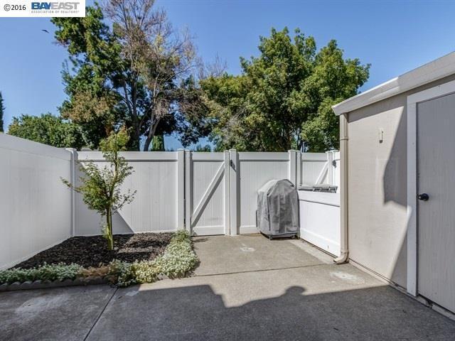 Building Photo - Park like end unit, move in condition with...