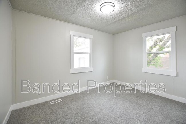 Building Photo - 263 Maple St
