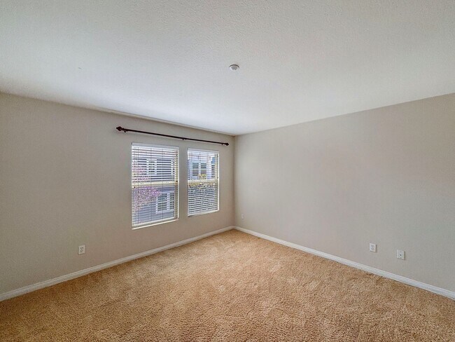 Building Photo - SD: Bright 2BD/2.5BA Townhome in Point Loma with Fireplace, Private Balcony & Tandem Garage