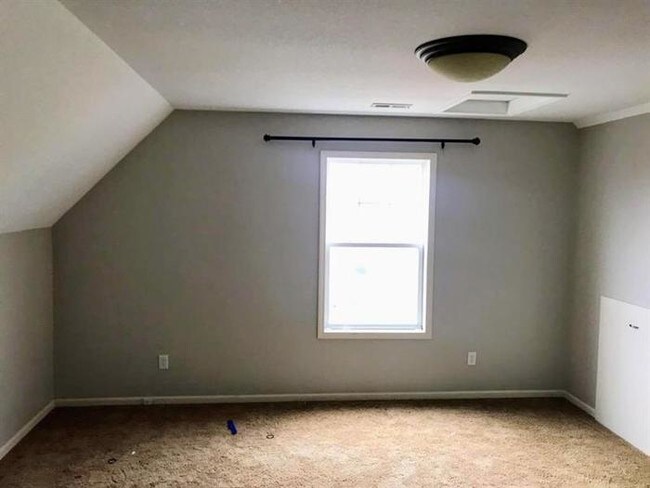 Building Photo - 921 SW Ovation Dr