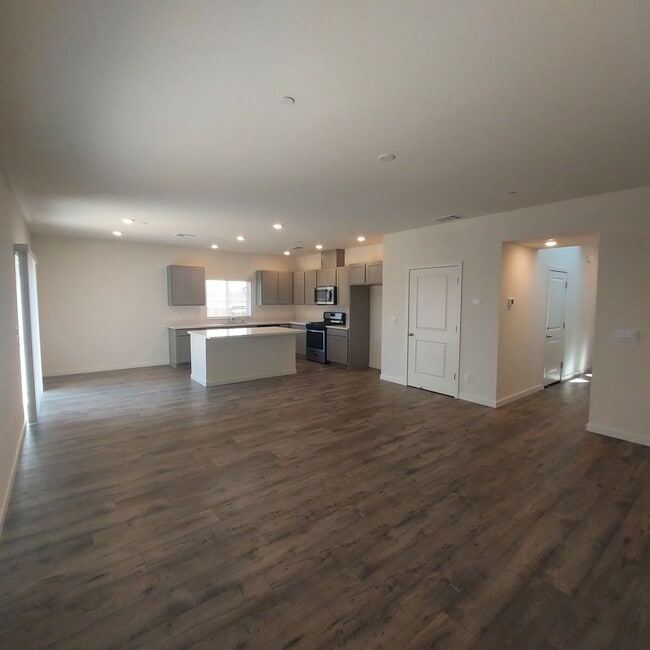 Building Photo - Newer 4 Bedroom, 2.5 bath home in West Roseville/DR Horton Built!