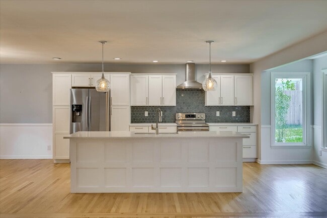 Building Photo - 2111 Huron Dr