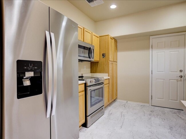 Building Photo - Beautiful 3 Bedroom Home with Office & Des...