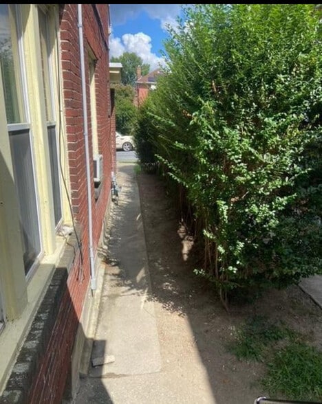 Building Photo - 1811 Mulberry St