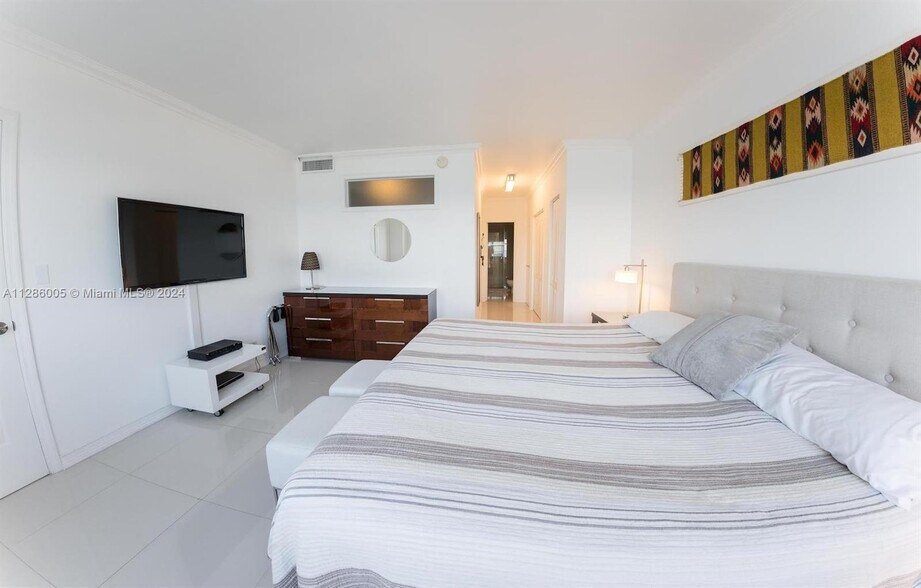 Building Photo - 5601 Collins Ave
