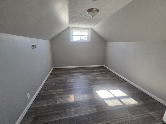 Building Photo - 4 Bed 1 Bath - NEW TO MARKET