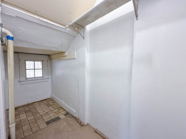 Building Photo - Short