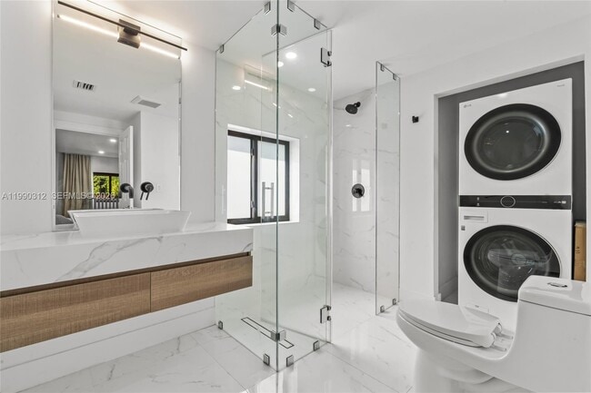 Building Photo - 116 W 1st Ct