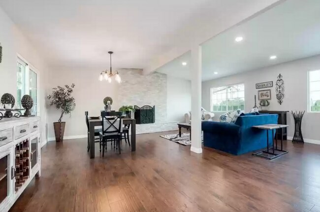 Building Photo - 5 Bedroom Updated Clairemont Home (Perfect...
