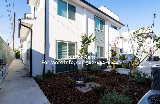 Building Photo - Townhome - 3 Bedrooms-2.0 Baths - Cudahy