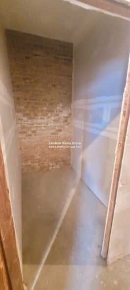 Building Photo - 4946 N Ridgeway Ave