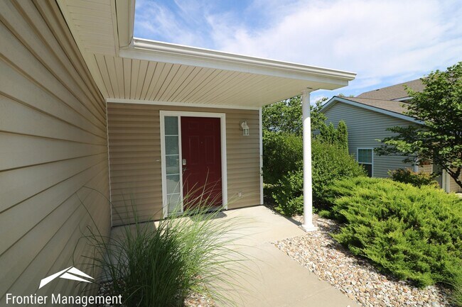Building Photo - Gorgeous Duplex with Amazing View Off of Scenic Drive!