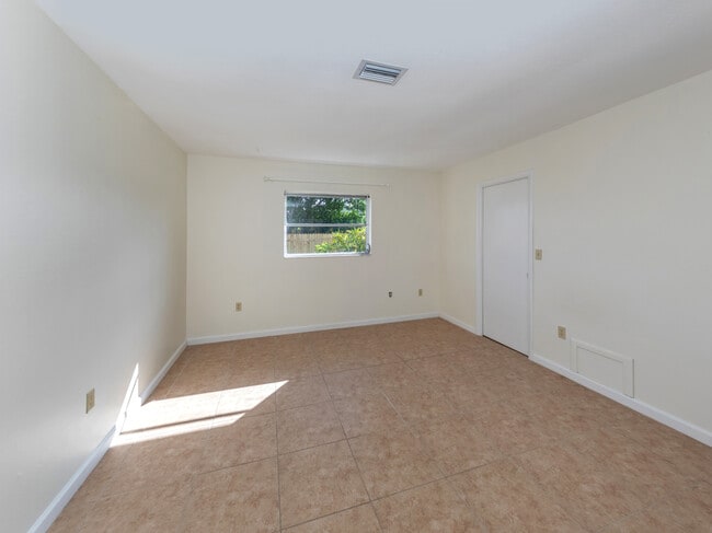 Building Photo - 438 Clover Rd