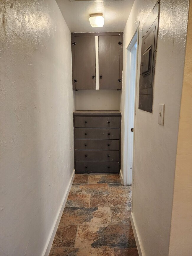 Building Photo - 1 bed 1 bath unit w/ shared laundry