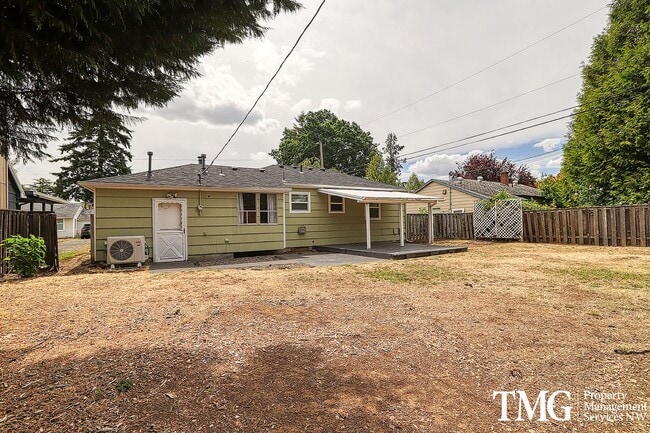 Building Photo - Single-Level 2 Bedroom Home with A/C & Large Backyard