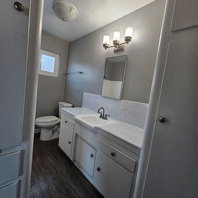 Building Photo - Beautiful Spacious 1 Bed/1 Bath Apartment ...