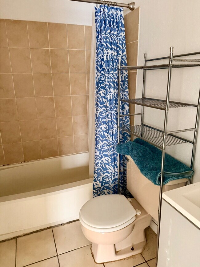 Building Photo - 4 Bedroom 1.5 Bathroom House For Rent