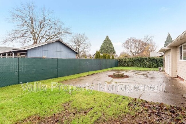 Building Photo - 389 Appleblossom Ave N