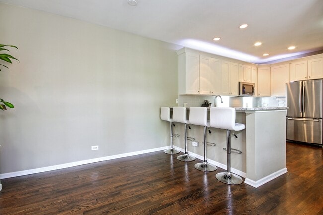 Building Photo - 305 W Scott St