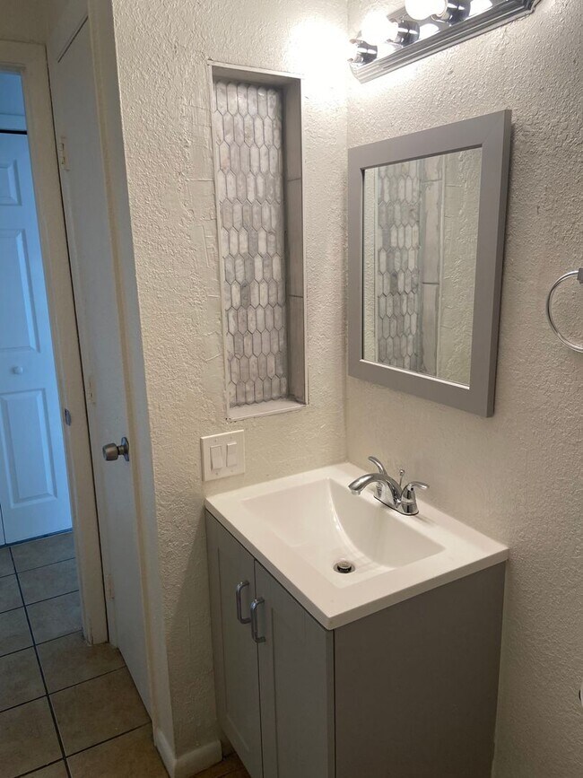 Building Photo - 2 Bedrooms 1 Bath Duplex