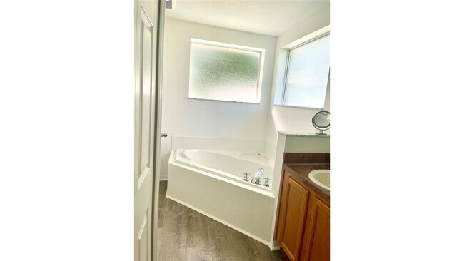 Building Photo - 2 Upland Pl