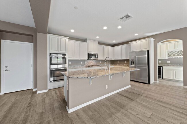 Building Photo - Luxury Living in Henderson's Tuscany: Spacious 4 Bedroom Home with Expansive Yard & More!