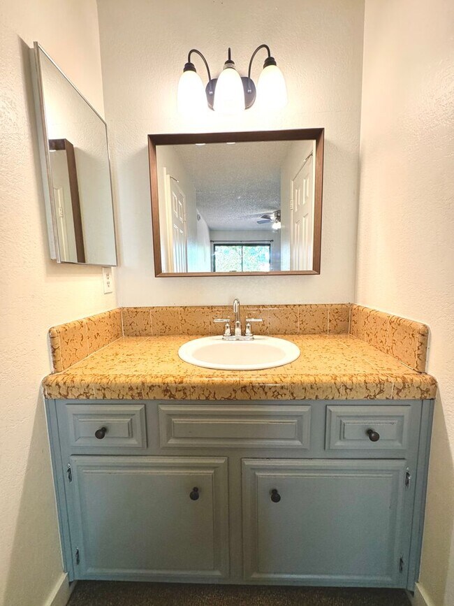 Building Photo - Beautiful Condo For Rent