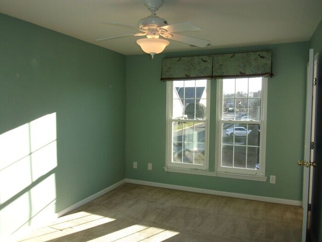 Building Photo - Spacious 3 Bedroom 2 1/2 Bath Townhome in ...