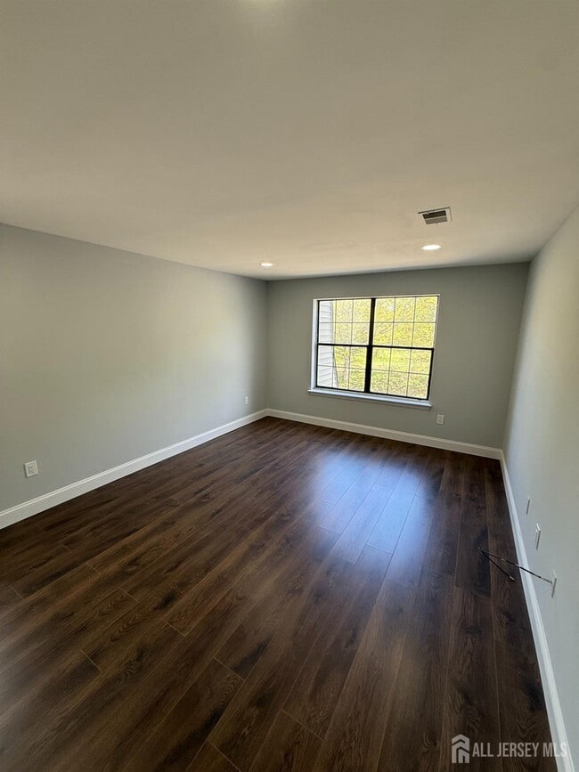 Building Photo - 1008 Hidden Village Dr