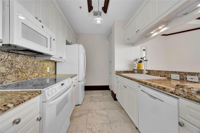 Building Photo - 808 Brickell Key Dr