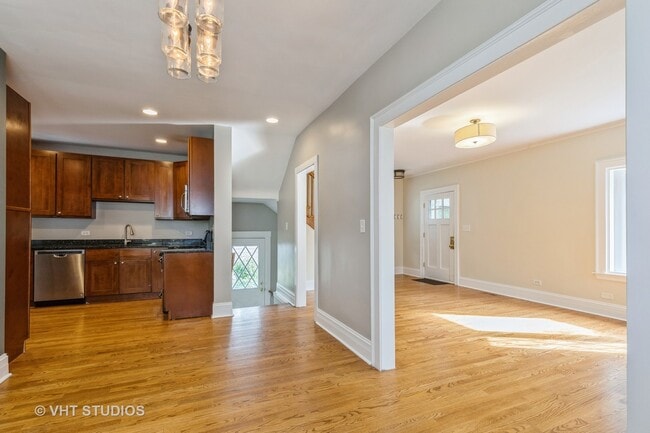Building Photo - 621 Prairie Ave