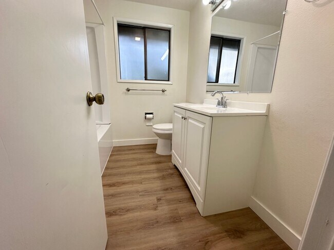 Building Photo - 2 Bedroom Duplex Off Oleson Road!