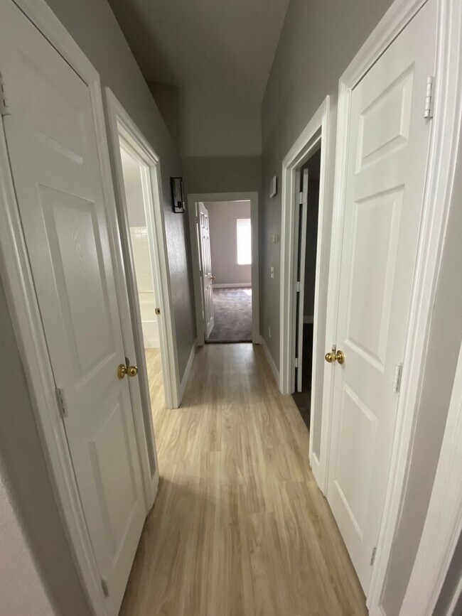 Building Photo - 127 Newburg Ave