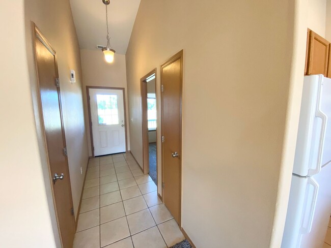 Building Photo - 4 Bed, 2 Bath Home!