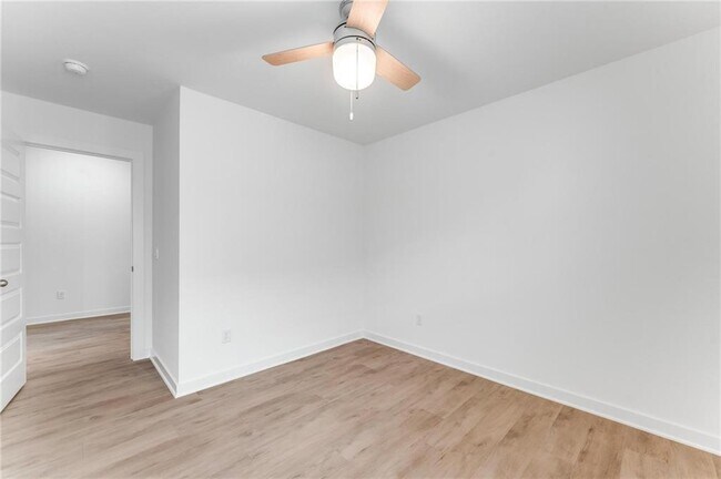 Building Photo - 114 S Maroon Ave