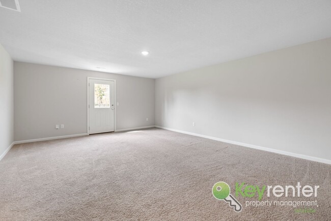 Building Photo - 5 Bedroom 3 Bath Home close to schools and shopping!