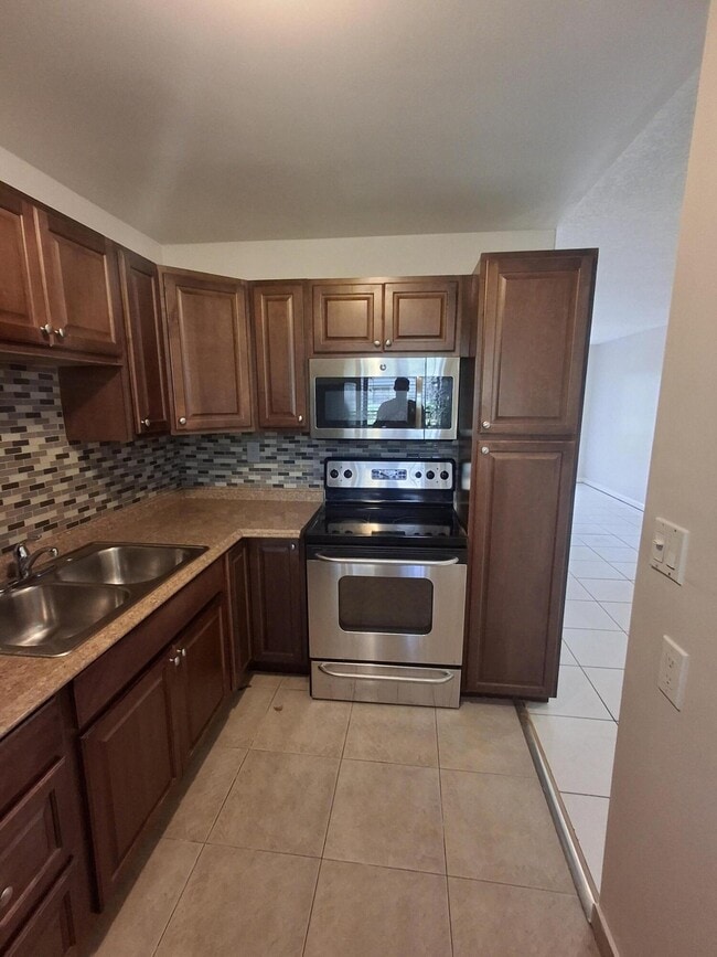 Building Photo - 512 Gardens Dr