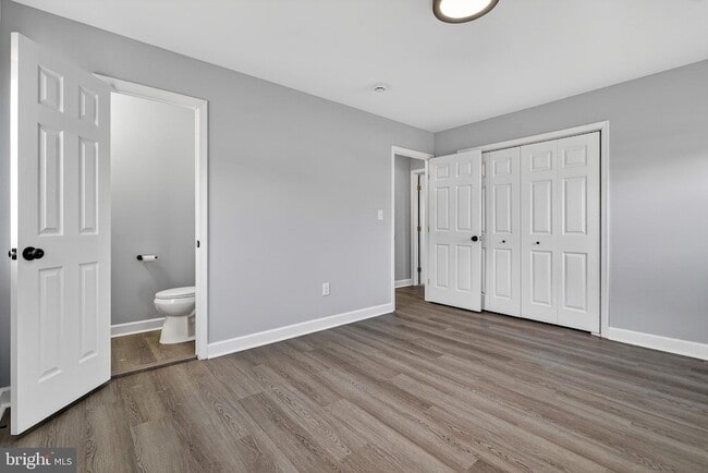 Building Photo - 2403 Kingsway Rd