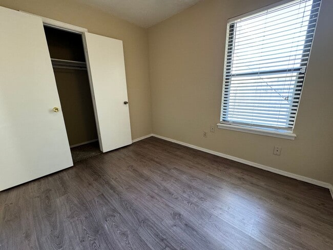 Building Photo - 3 bedroom 2 bathroom home Near In Broken A...