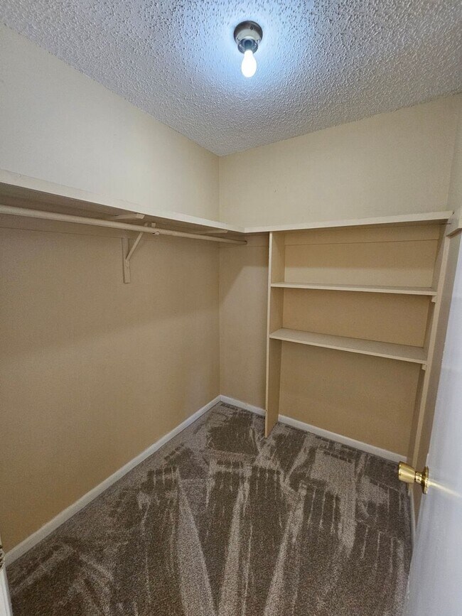 Building Photo - Charming 2-Bed, 2.5-Bath Townhome in the Highly Sought-After Landings at Lake Caroline! *1/2 OFF ...