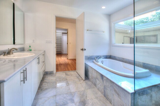 Building Photo - 208 Bayberry Ln