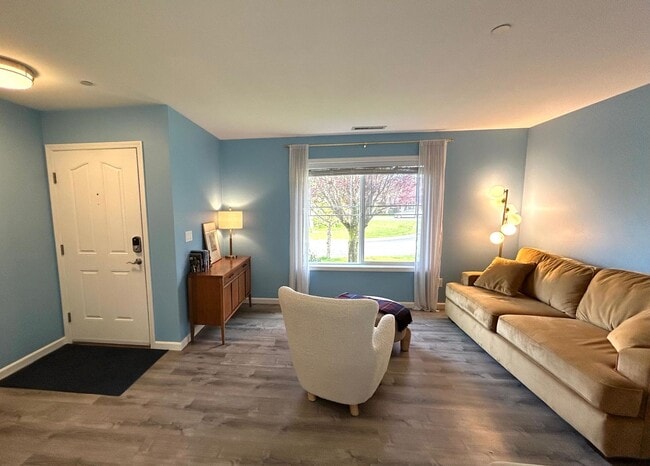 Building Photo - Updated 2 bedroom + loft, 2.5 bath DuPont Home