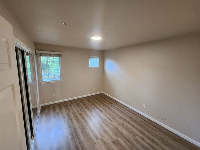 Building Photo - Downstairs 1 bedroom apartment with small patio and additional storage