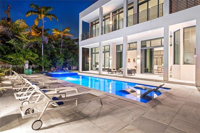 Building Photo - 2700 NE 18th St