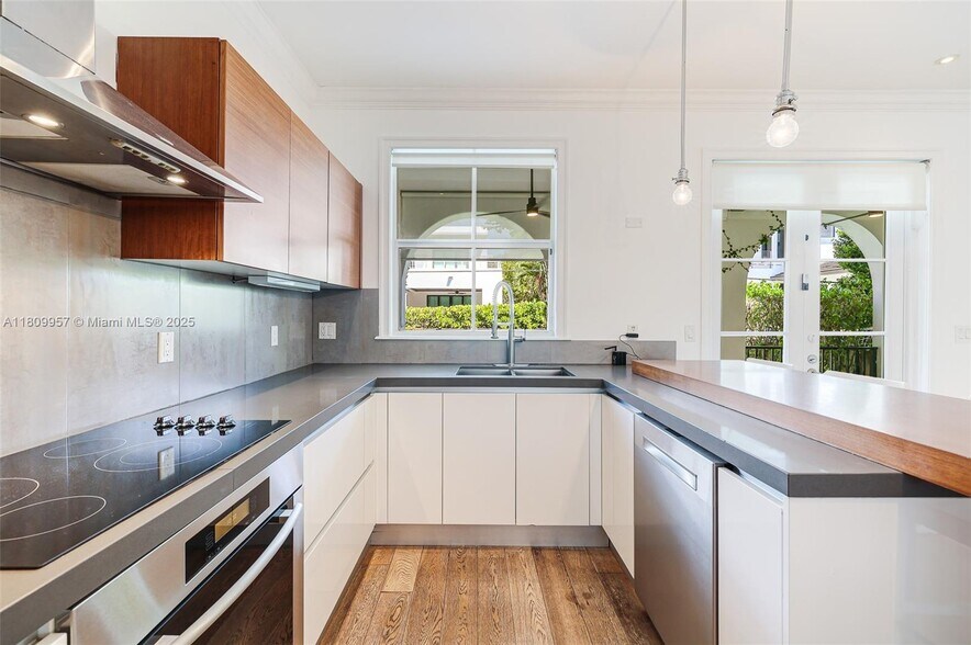 Building Photo - 464 Fernwood Rd