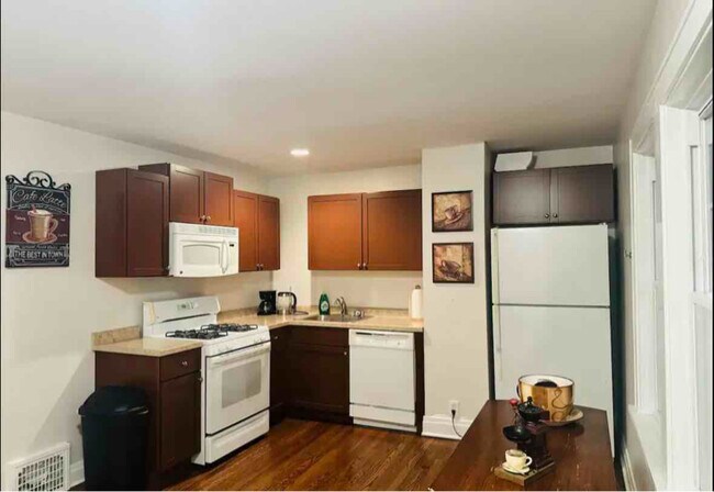 Building Photo - 161 E North Ave